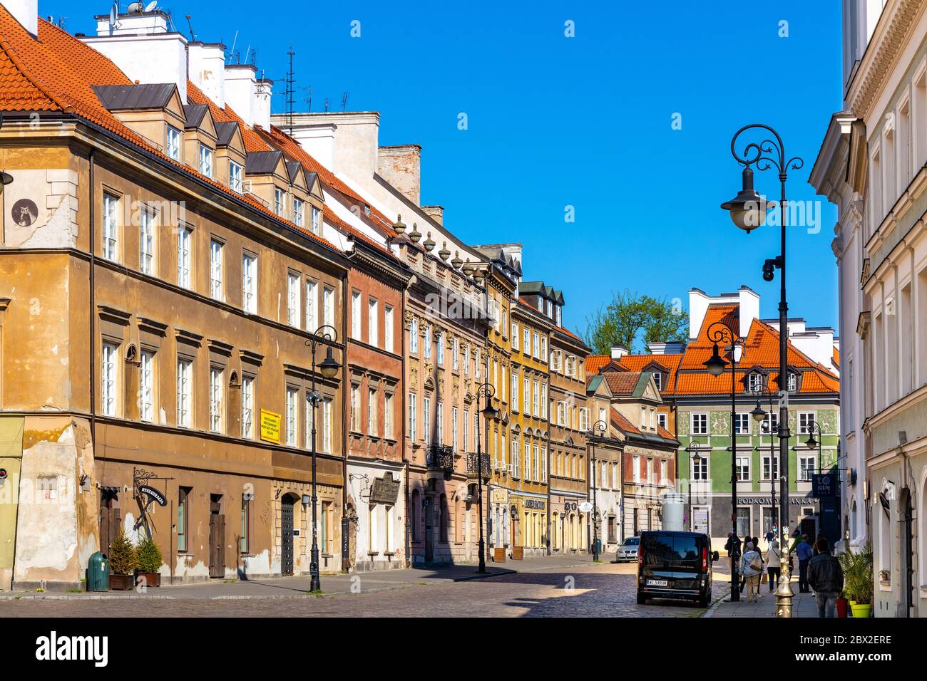 Warschau, Mazovia / Polen - 2020/05/10: Bunt renovierte Mietshäuser des historischen Neustädter Stadtteils Nowe Miasto - entlang der Freta Straße Stockfoto