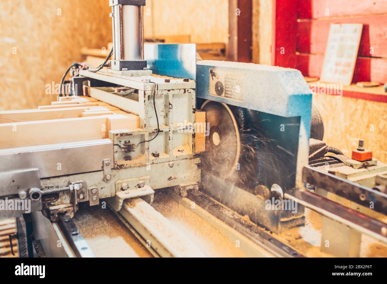 Leistungsstarke Sägemaschine mit Kreissäge - industrielle Produktion Stockfoto