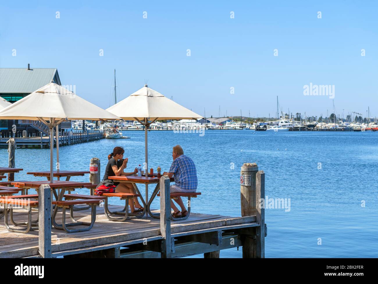 Pärchen sitzen in einem Café/Restaurant am Wasser (Cicerello's), Fremantle Jetty, Fishing Boat Harbor, Fremantle, Western Australia, Australien Stockfoto