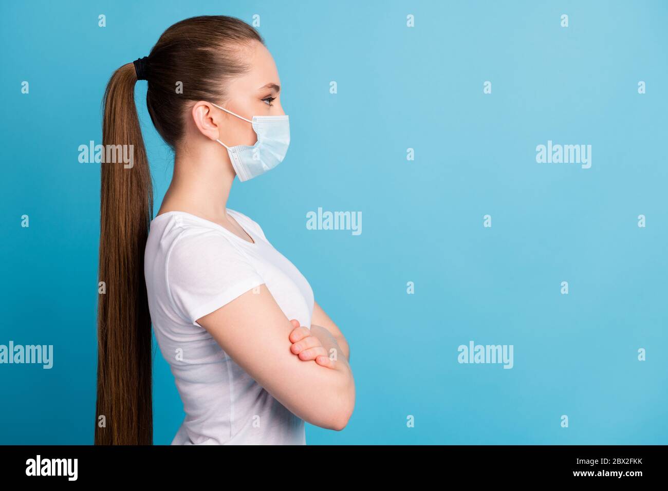 Profil Foto von selbstbewussten Dame langen Pferdeschwanz Krankenhaus Untersuchung Business-Center hören Arzt Arme gekreuzt tragen schützen Gesicht medizinische Maske Stockfoto
