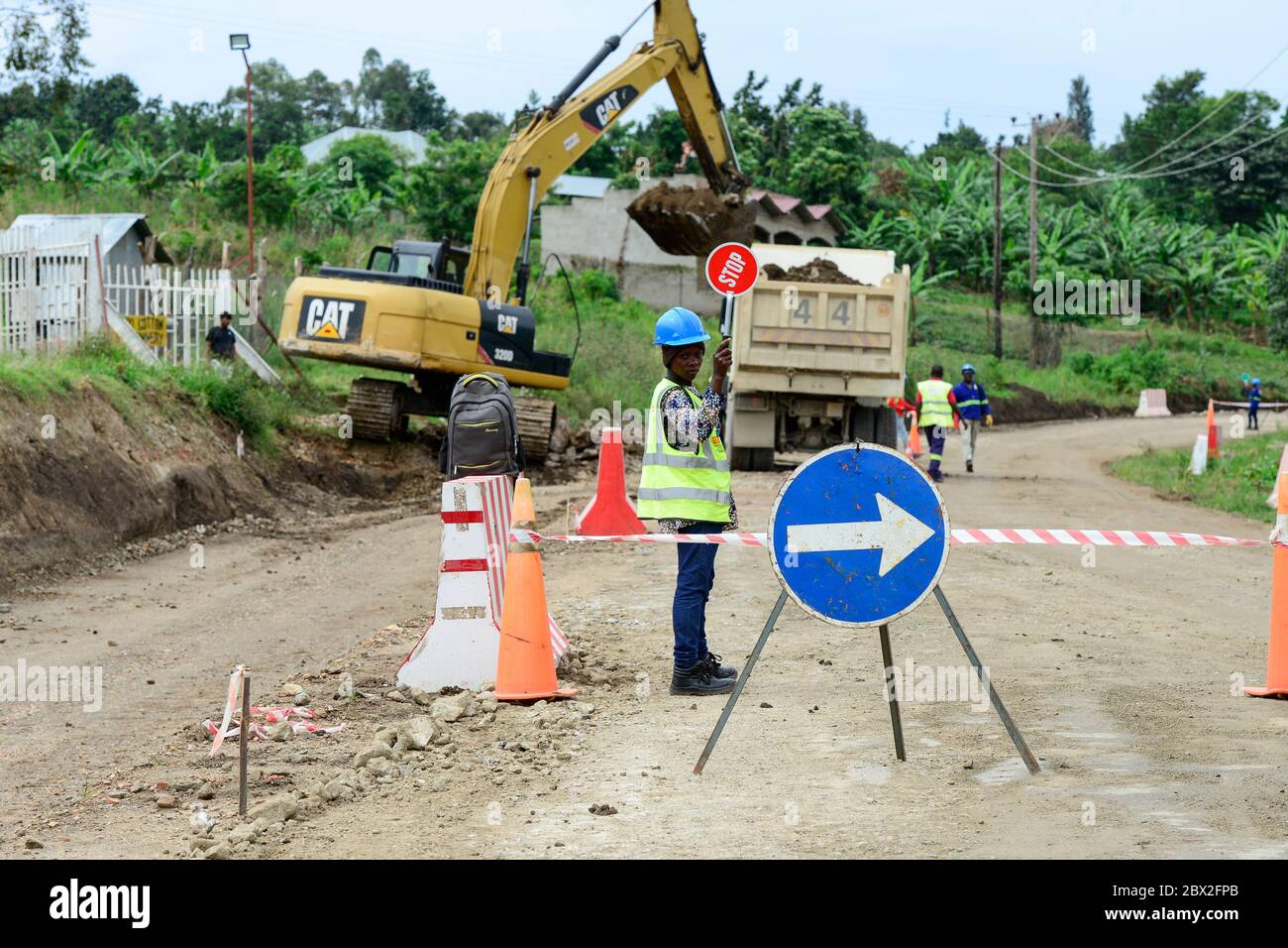 UGANDA, Straßenbau in ländlicher Umgebung, Straße von Kasese nach Mbarara / Straße von Kasese nach Mbarara, Straßenbau vor dem Nationalpark Queen Elizabeth Stockfoto UGANDA, Straßenbau in ländlicher Umgebung, Straße von Kasese nach Mbarara / Straße von Kasese nach Mbarara, Straßenbau vor dem Nationalpark Queen Elizabeth Stockfoto
