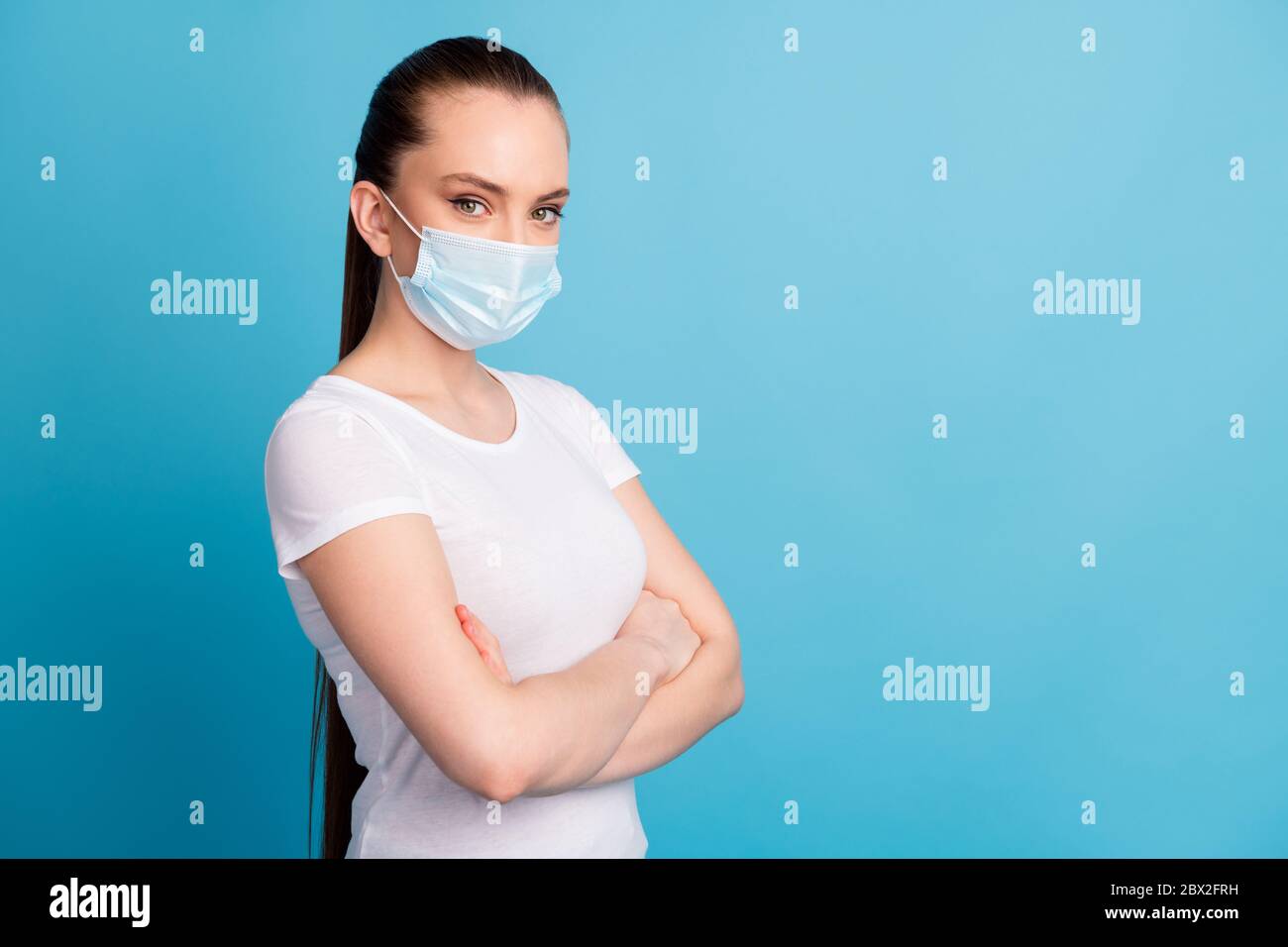 Profil Foto von selbstbewussten Assert Dame Krankenhaus Untersuchung Business-Center hören Arzt Arme gekreuzt tragen schützen Gesicht medizinische Maske weiß t Stockfoto