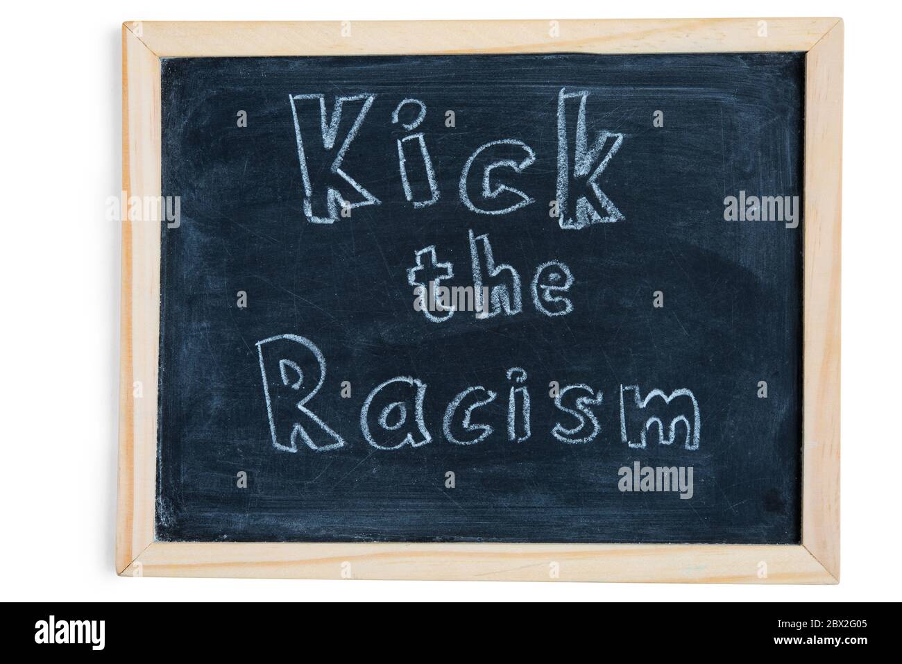 Kick the racism - geschrieben auf Tafel. Konzeptbotschaft Stockfoto