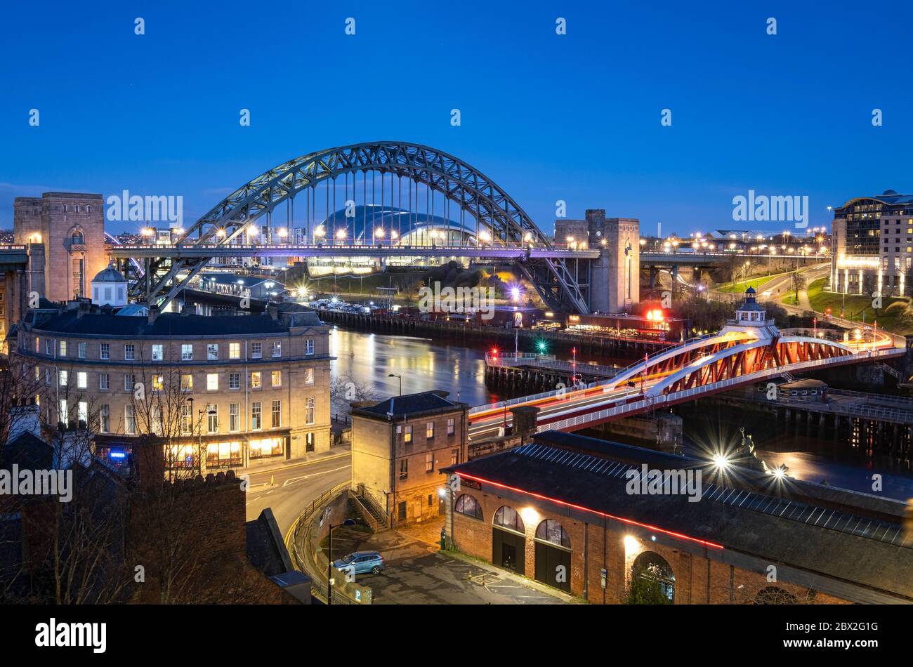 Newcastle Swing Bridge, Tyne Bridge und River Tyne at Night, Newcastle upon Tyne, Tyne & Wear England, UK Stockfoto