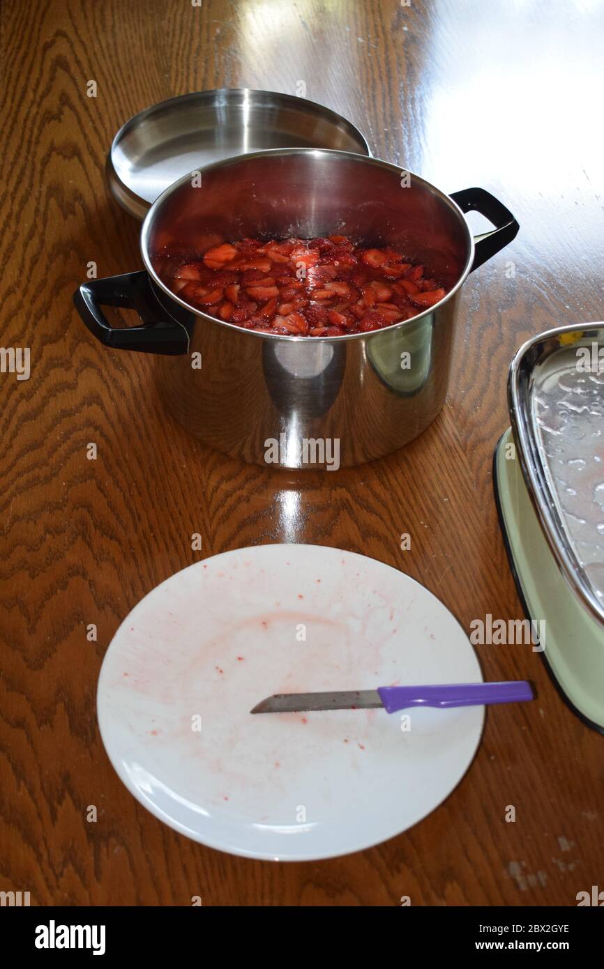 Herstellung traditioneller Erdbeermarmelade Stockfoto