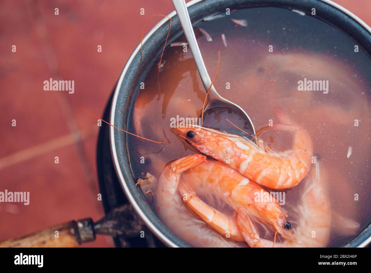 Garnelenfleisch ist eine sehr delikate Delikatesse - Daher müssen Sie schnell Garnelen kochen, um dieses Produkt nicht zu verderben Stockfoto