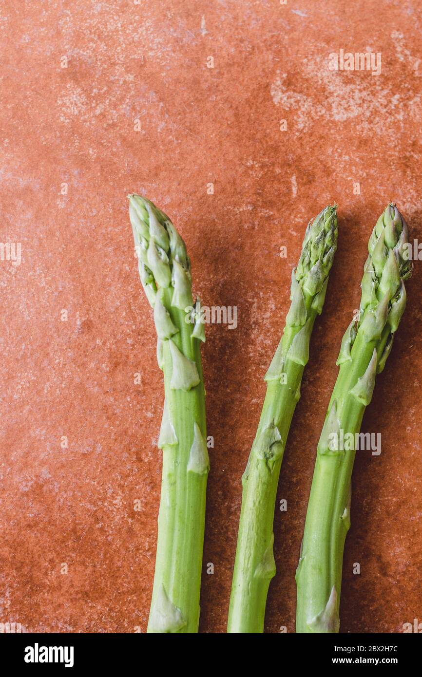 Spargel ist ein Gemüse mit langen, dichten Stielen mit nadelförmigen Blättern an den Spitzen - sie sind grün, weiß, rosa und lila - sie essen Triebe, a Stockfoto