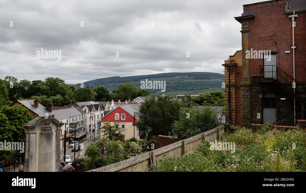 MERTHYR TYDFIL, Wales - 04. JUNI 2020 - die Spitze der Merthyr Tydfil Hauptstraße, die vom Eingang des Merthyr Town Fußballvereins herabblickt. Stockfoto