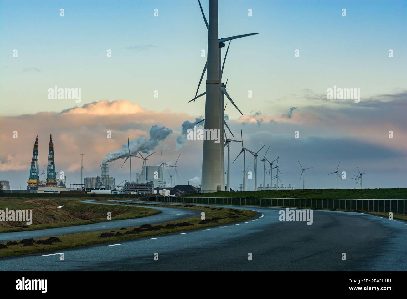 Eemshaven, Niederlande - 10. Januar 2020. Industrieteil am Meer im Winter Stockfoto