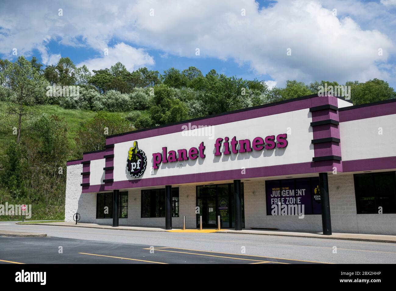 Ein Logo-Schild vor einem Planet Fitness-Standort in Bridgeport, West Virginia am 29. Mai 2020. Stockfoto
