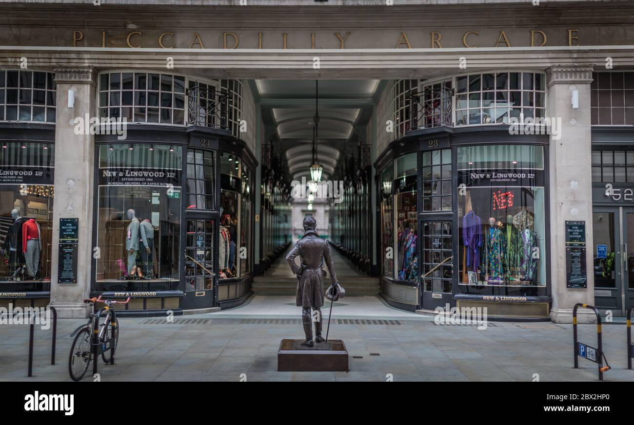 Die Statue von George Bryan 'Beau' Brummell, einem Modeschöpfer im Regency England am Eingang der Piccadilly Arcade in Mayfair. Stockfoto Die Statue von George Bryan 'Beau' Brummell, einem Modeschöpfer im Regency England am Eingang der Piccadilly Arcade in Mayfair. Stockfoto