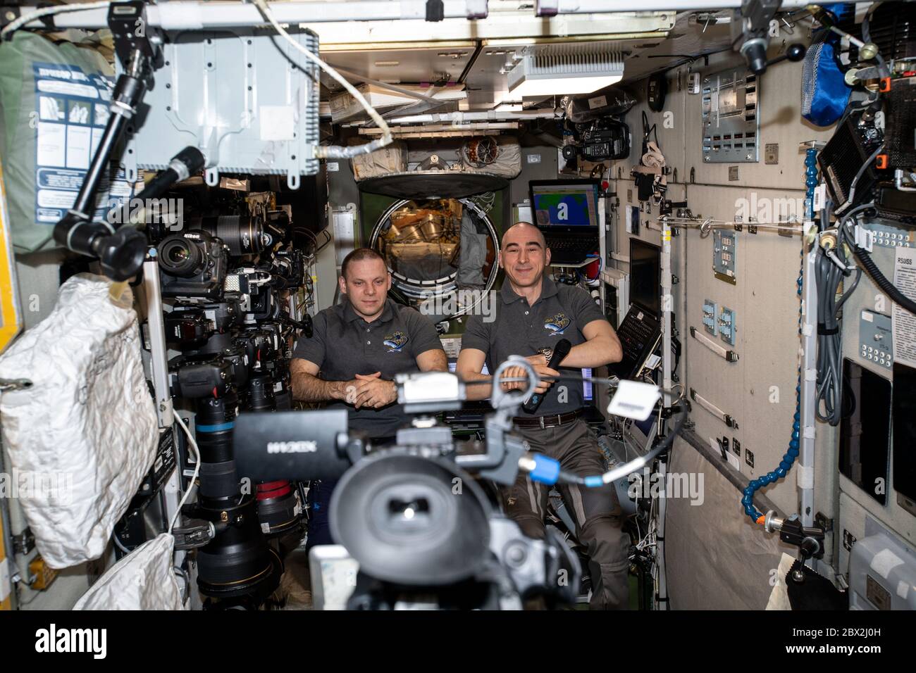 Roskosmos Kosmonauten und Expedition 63 die Flugingenieure Ivan Vagner, links, und Anatoly Ivanishin dokumentieren ein öffentliches Ereignis für russische Medien vom Internationalen Raumstation-Servicemodul Zwesda vom 14. Mai 2020 in Earth Orbit. Stockfoto
