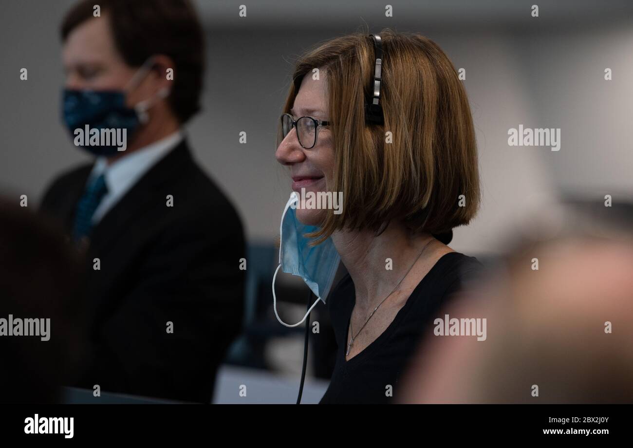 Kathy Lueders, Managerin des NASA Commercial Crew Program, beobachtet, wie das Raumschiff SpaceX Crew Dragon von der Missionskontrolle am Kennedy Space Center an der Internationalen Raumstation anlegt 31. Mai 2020 Cape Canaveral, Florida. Die Raumsonde brachte die Astronauten Douglas Hurley und Robert Behnken erfolgreich sicher zur Internationalen Raumstation. Stockfoto