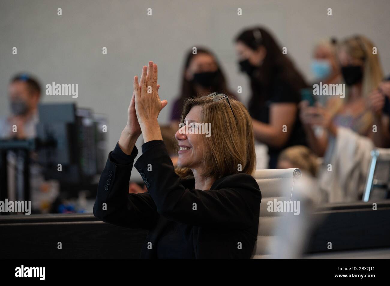 Kathy Lueders, Managerin des NASA Commercial Crew Program, applaudiert, nachdem die Luken auf dem Raumschiff SpaceX Crew Dragon geöffnet wurden, nachdem sie von der Missionskontrolle am Kennedy Space Center an der Internationalen Raumstation angedockt wurden 31. Mai 2020 Cape Canaveral, Florida. Die Raumsonde brachte die Astronauten Douglas Hurley und Robert Behnken erfolgreich sicher zur Internationalen Raumstation. Stockfoto