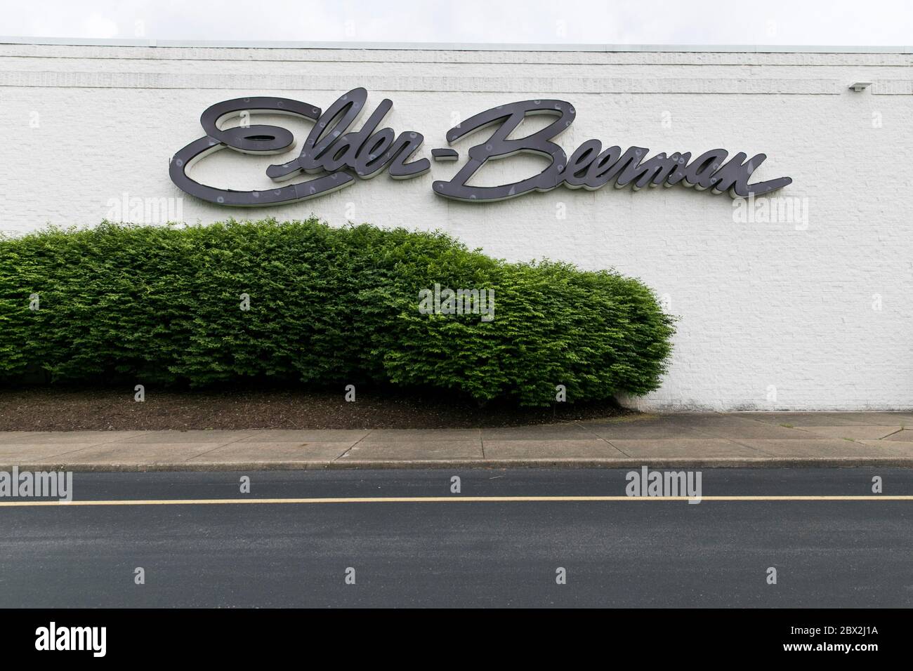 Ein Logo-Schild vor einem geschlossenen Elder-Beerman-Einzelhandelsgeschäft in Bridgeport, West Virginia am 29. Mai 2020. Stockfoto