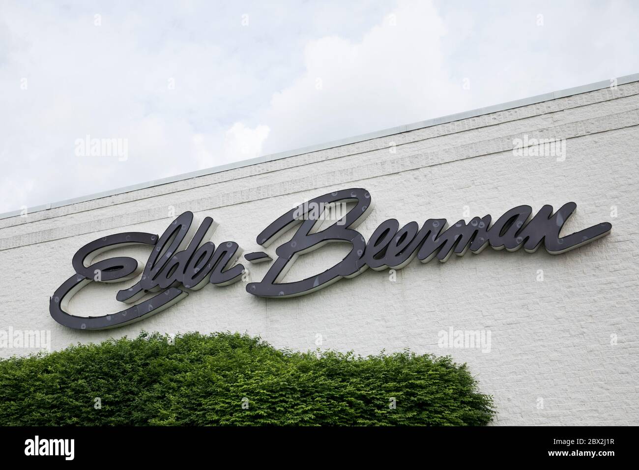 Ein Logo-Schild vor einem geschlossenen Elder-Beerman-Einzelhandelsgeschäft in Bridgeport, West Virginia am 29. Mai 2020. Stockfoto