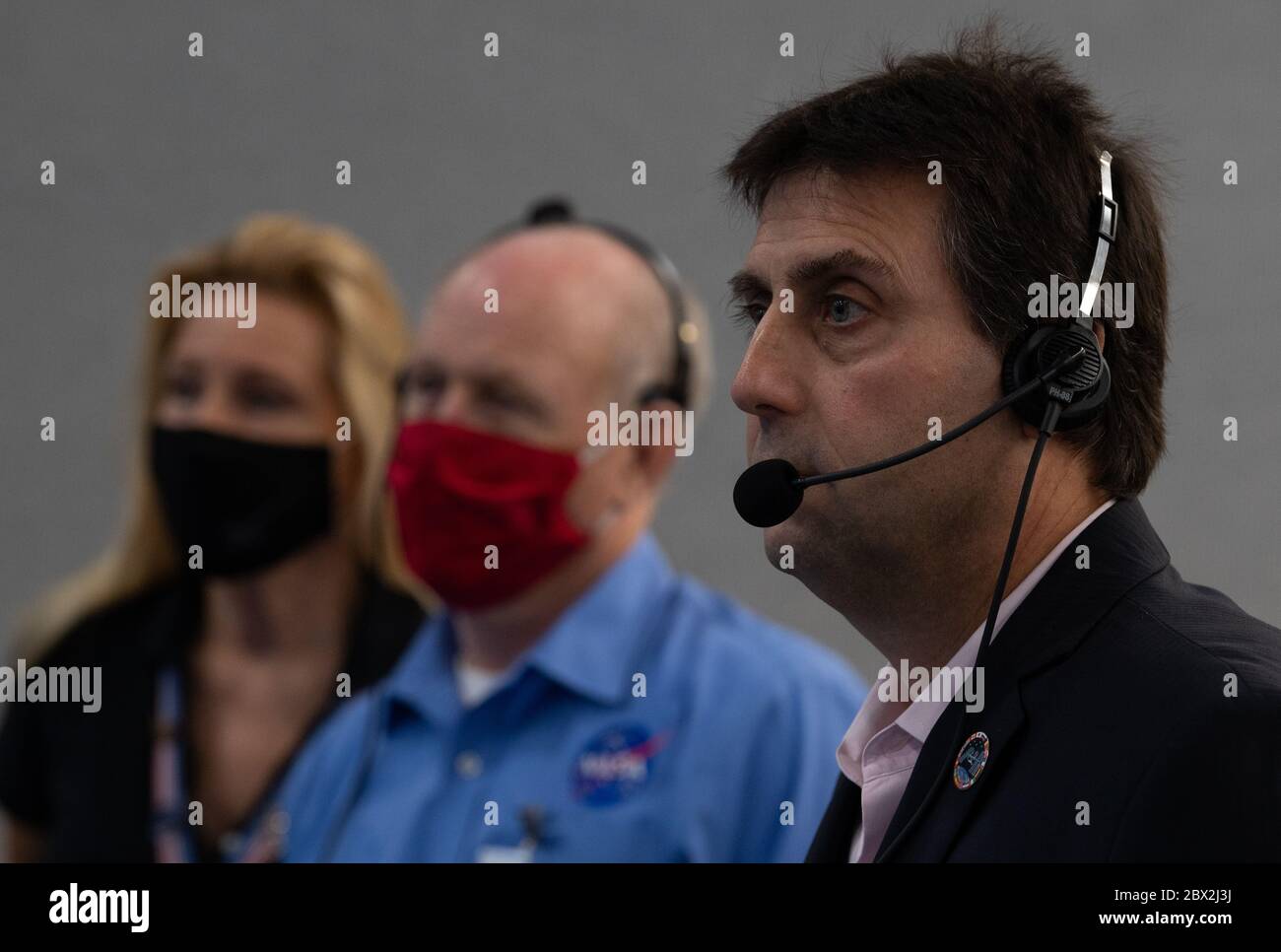 Joel Montalbano, stellvertretender Programmmanager der Internationalen Raumstation, rechts, beobachtet, wie das Raumschiff SpaceX Crew Dragon von der Missionskontrolle im Kennedy Space Center an die Internationale Raumstation anlegt 31. Mai 2020 Cape Canaveral, Florida. Die Raumsonde brachte die Astronauten Douglas Hurley und Robert Behnken erfolgreich sicher zur Internationalen Raumstation. Stockfoto