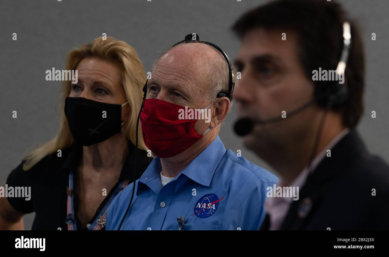 Janet Karika, NASA Chief of Staff, links, Ken Bowersox, Acting Associate Administrator für Human Exploration and Operations Mission Directorate, Und Joel Montalbano, stellvertretender Programmmanager der Internationalen Raumstation, beobachtet, wie das Raumschiff SpaceX Crew Dragon von der Missionskontrolle im Kennedy Space Center an der Internationalen Raumstation anlegt 31. Mai 2020 Cape Canaveral, Florida. Die Raumsonde brachte die Astronauten Douglas Hurley und Robert Behnken erfolgreich sicher zur Internationalen Raumstation. Stockfoto