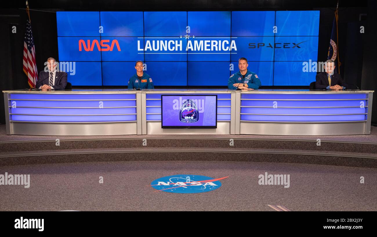 NASA-Administrator Jim Bridenstine, links, Astronauten Nicole Mann und Kjell Lindgren, Und Kennedy Space Center Direktor Bob Cabana, rechts, nehmen an einem NASA Social Facebook Live Briefing im Presseauditorium Teil, nachdem die SpaceX Crew Dragon Mission wegen des Wetters im Kennedy Space Center geschrubbt wurde 26. Mai 2020 Cape Canaveral, in Florida. Stockfoto