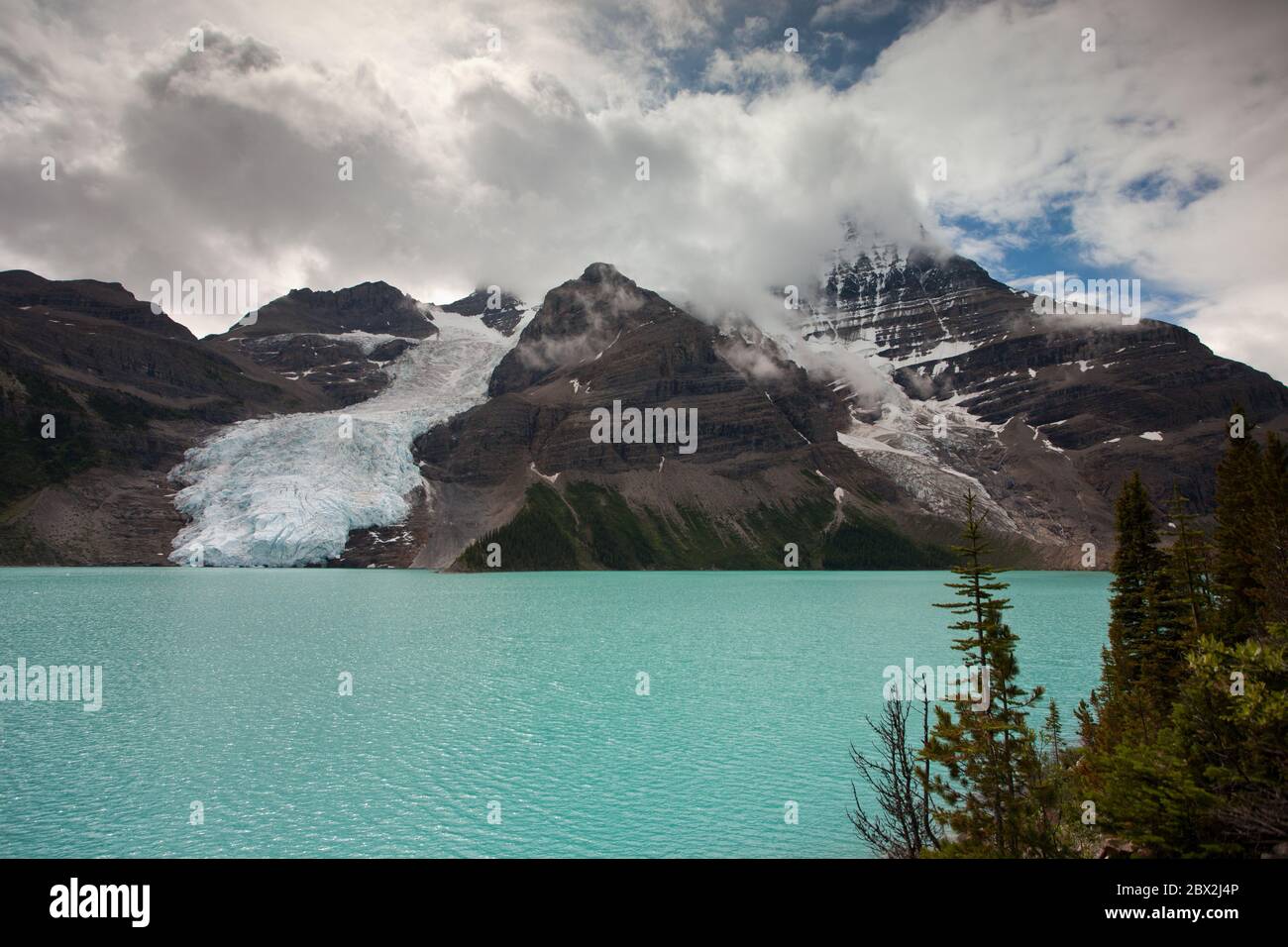 Berg See mit Berg und Nebelglaker Stockfoto