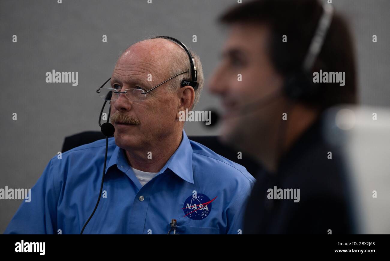 Ken Bowersox, Acting Associate Administrator für Human Exploration and Operations Mission Directorate, überwacht die Andockung der Crew Dragon Raumsonde mit der Internationalen Raumstation von der Missionskontrolle am Kennedy Space Center 31. Mai 2020 Cape Canaveral, Florida. Das Raumschiff mit den Astronauten Douglas Hurley und Robert Behnken ist das erste kommerzielle bemannte Raumschiff, das die Reise abschl. Stockfoto