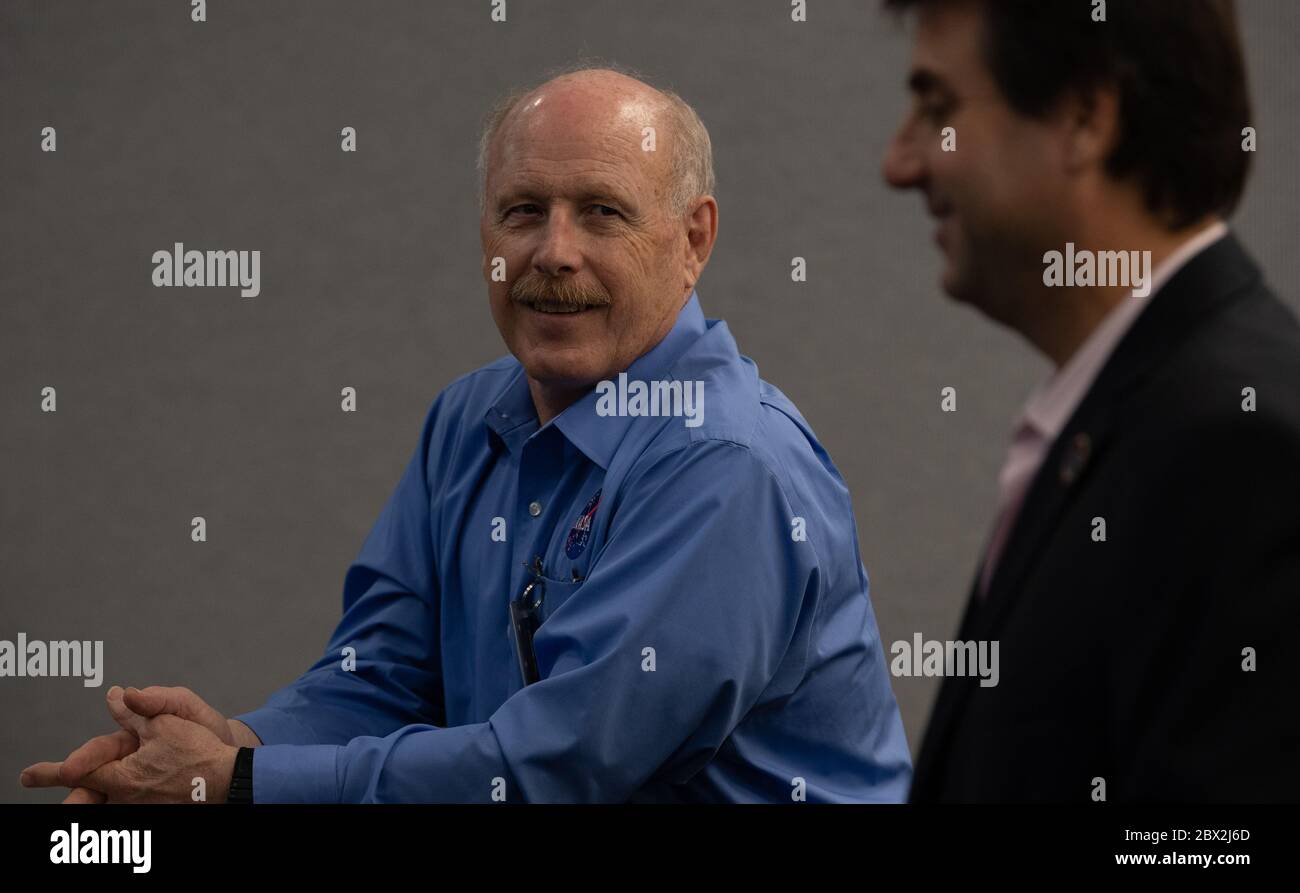 Ken Bowersox, Acting Associate Administrator für Human Exploration and Operations Mission Directorate, überwacht die Andockung der Crew Dragon Raumsonde mit der Internationalen Raumstation von der Missionskontrolle am Kennedy Space Center 31. Mai 2020 Cape Canaveral, Florida. Das Raumschiff mit den Astronauten Douglas Hurley und Robert Behnken ist das erste kommerzielle bemannte Raumschiff, das die Reise abschl. Stockfoto