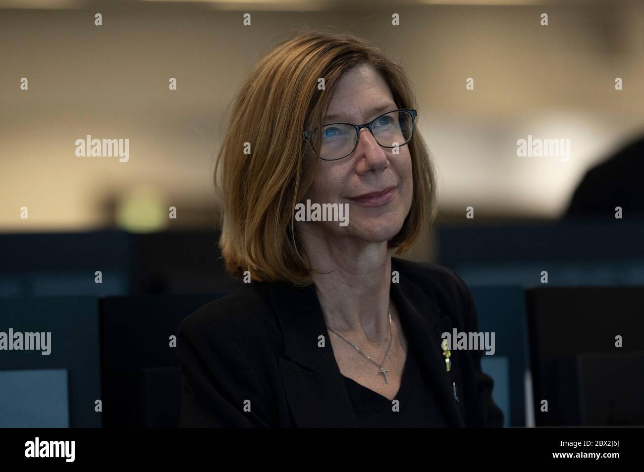 Kathy Lueders, Managerin des NASA Commercial Crew Program, beobachtet, wie das Raumschiff SpaceX Crew Dragon von der Missionskontrolle am Kennedy Space Center an der Internationalen Raumstation anlegt 31. Mai 2020 Cape Canaveral, Florida. Die Raumsonde brachte die Astronauten Douglas Hurley und Robert Behnken erfolgreich sicher zur Internationalen Raumstation. Stockfoto