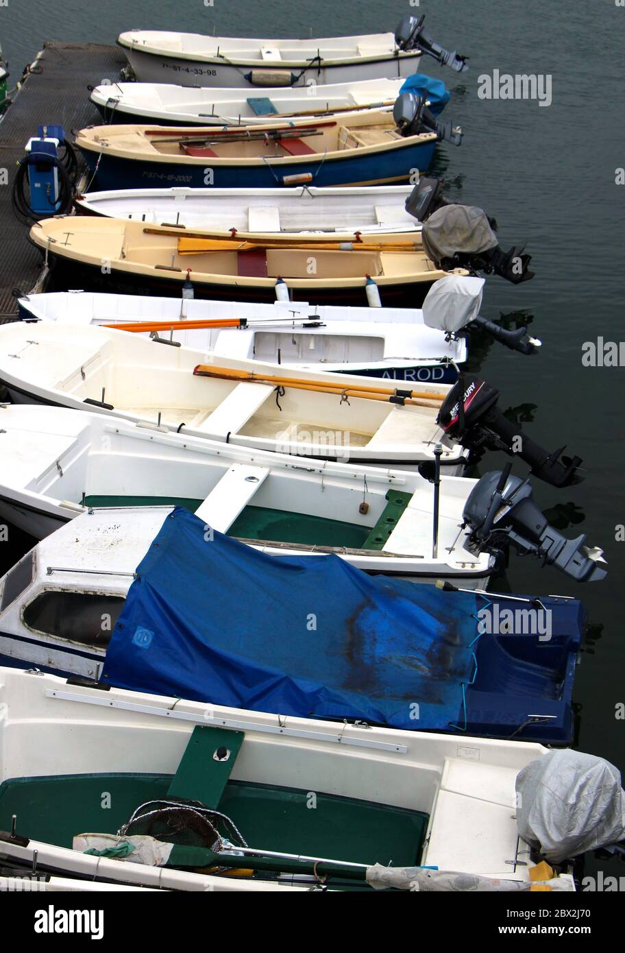 Reihe von kleinen Booten in der Marina in Santander Cantabria Spanien Stockfoto