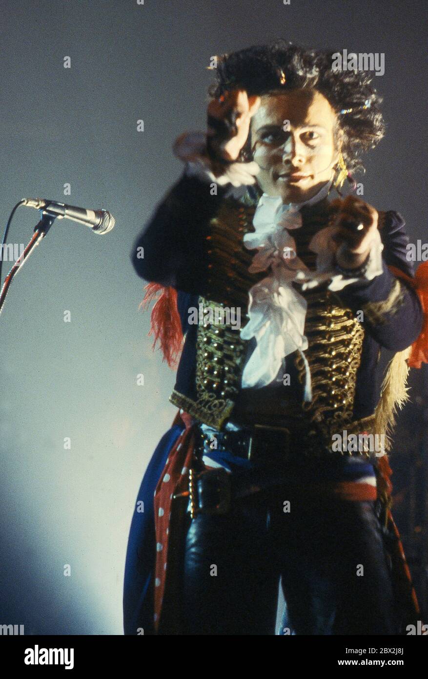 Adam und die Ameisen, die um 1984 in Birmingham auftreten: Adam Ant Stockfoto