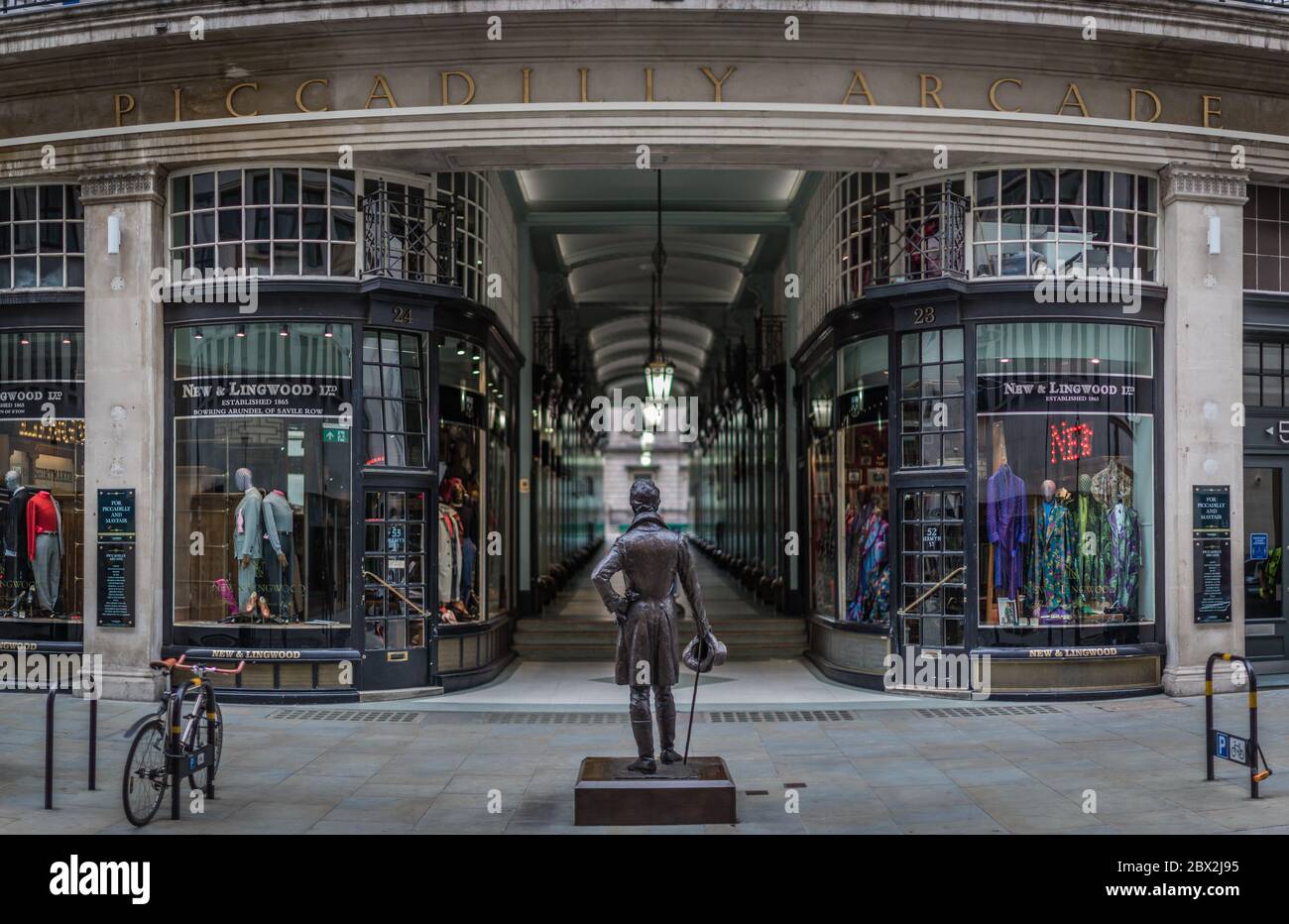 Die Statue von George Bryan 'Beau' Brummell, einem Modeschöpfer im Regency England am Eingang der Piccadilly Arcade in Mayfair. Stockfoto Die Statue von George Bryan 'Beau' Brummell, einem Modeschöpfer im Regency England am Eingang der Piccadilly Arcade in Mayfair. Stockfoto