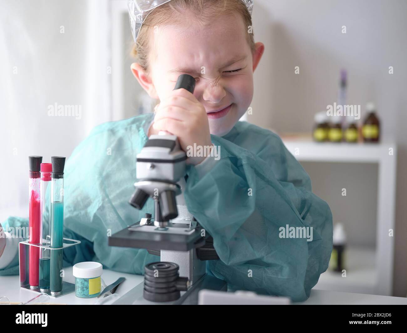 Ein kleines Mädchen macht wissenschaftliche Arbeit in ihrem Labor. Das Konzept ist die Kinder der Zukunft. Hochwertige Fotos Stockfoto