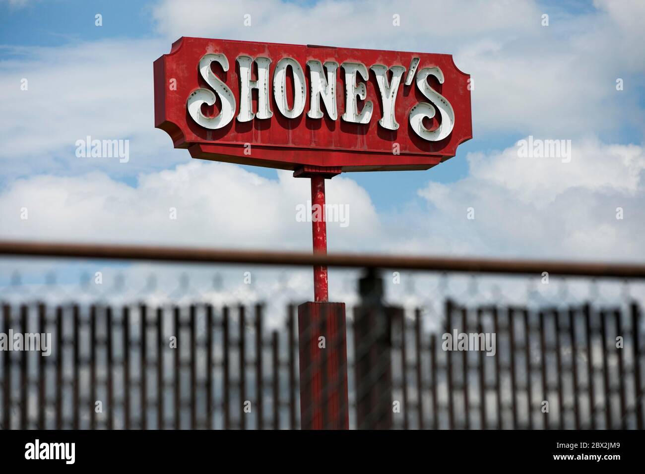Ein Logo-Schild vor einem Shoney's Restaurant in Sutton, West Virginia am 29. Mai 2020. Stockfoto