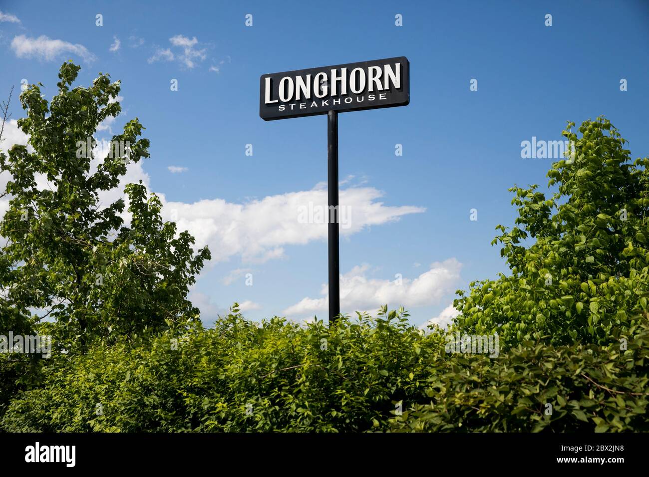 Ein Logo-Schild vor einem Restaurant im Longhorn Steakhouse in Morgantown, West Virginia, am 29. Mai 2020. Stockfoto