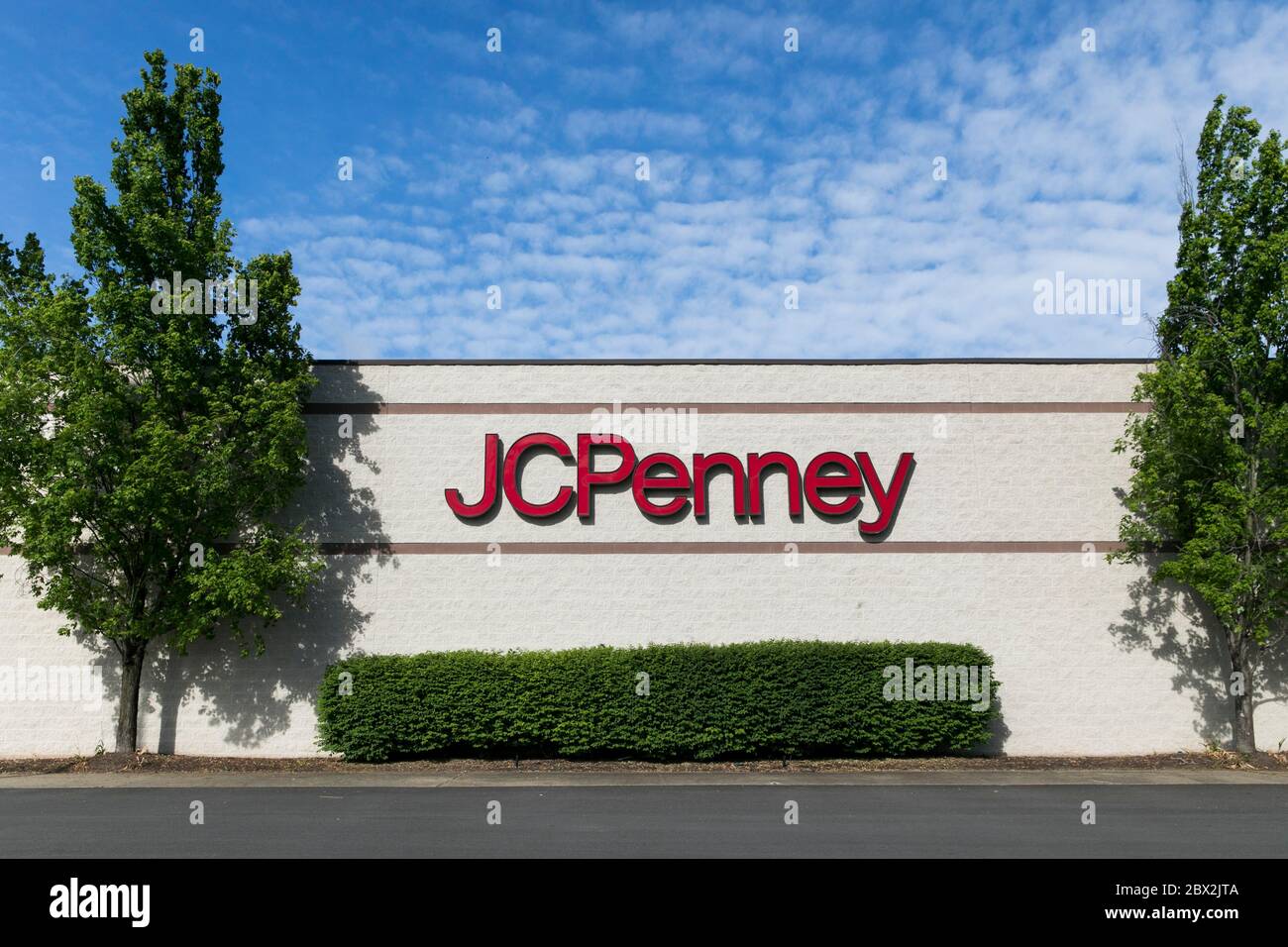 Ein Logo-Schild vor einem JCPenney-Einzelhandelsgeschäft in Morgantown, West Virginia am 29. Mai 2020. Stockfoto