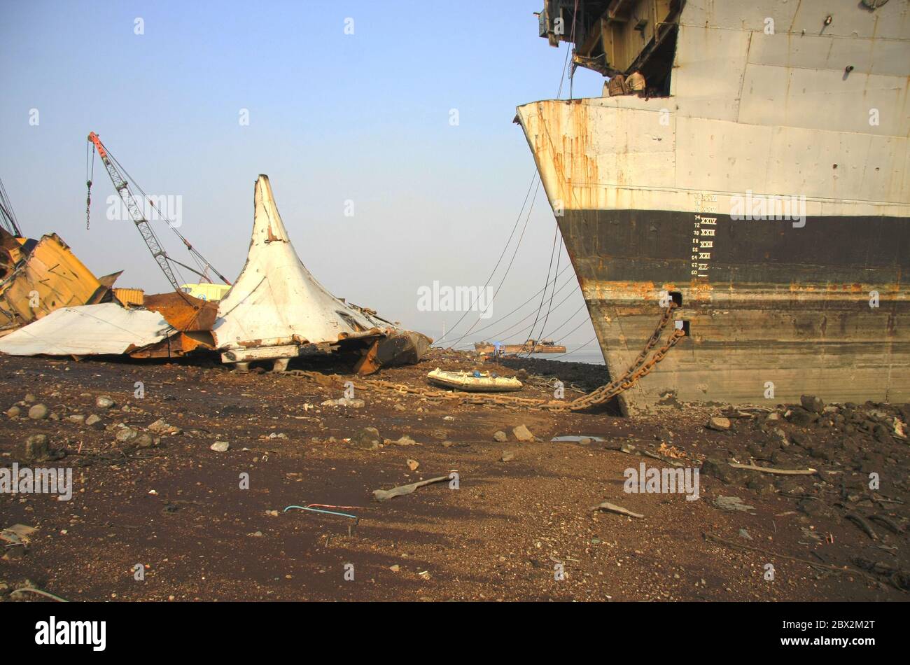 Shipbreaking Yard in Darukhana, Mumbai, Indien – INS Vikrant Abbau mit Schrott & Arbeiter im Hintergrund Stockfoto