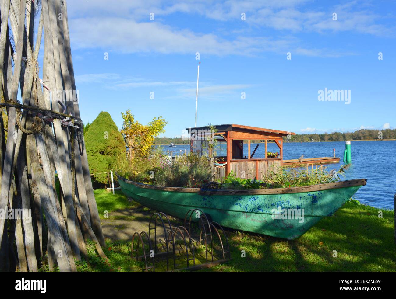Werder Havel, Deutschland, Blick auf die havel, altes Fischerboot im Garten Stockfoto
