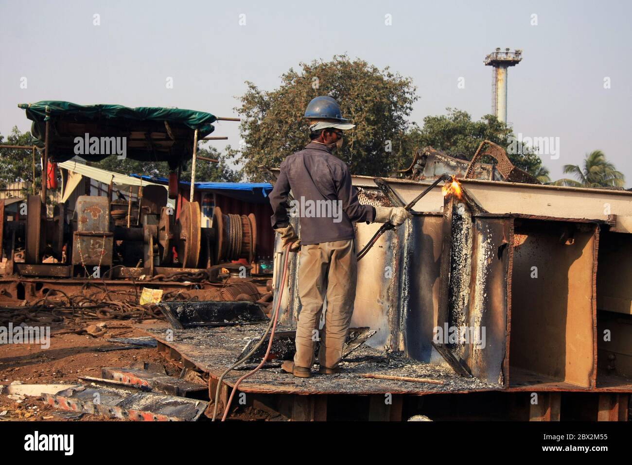 Shipbreaking Yard in Darukhana, Mumbai, Indien – INS Vikrant Abbau mit Schrott & Arbeiter im Hintergrund Stockfoto