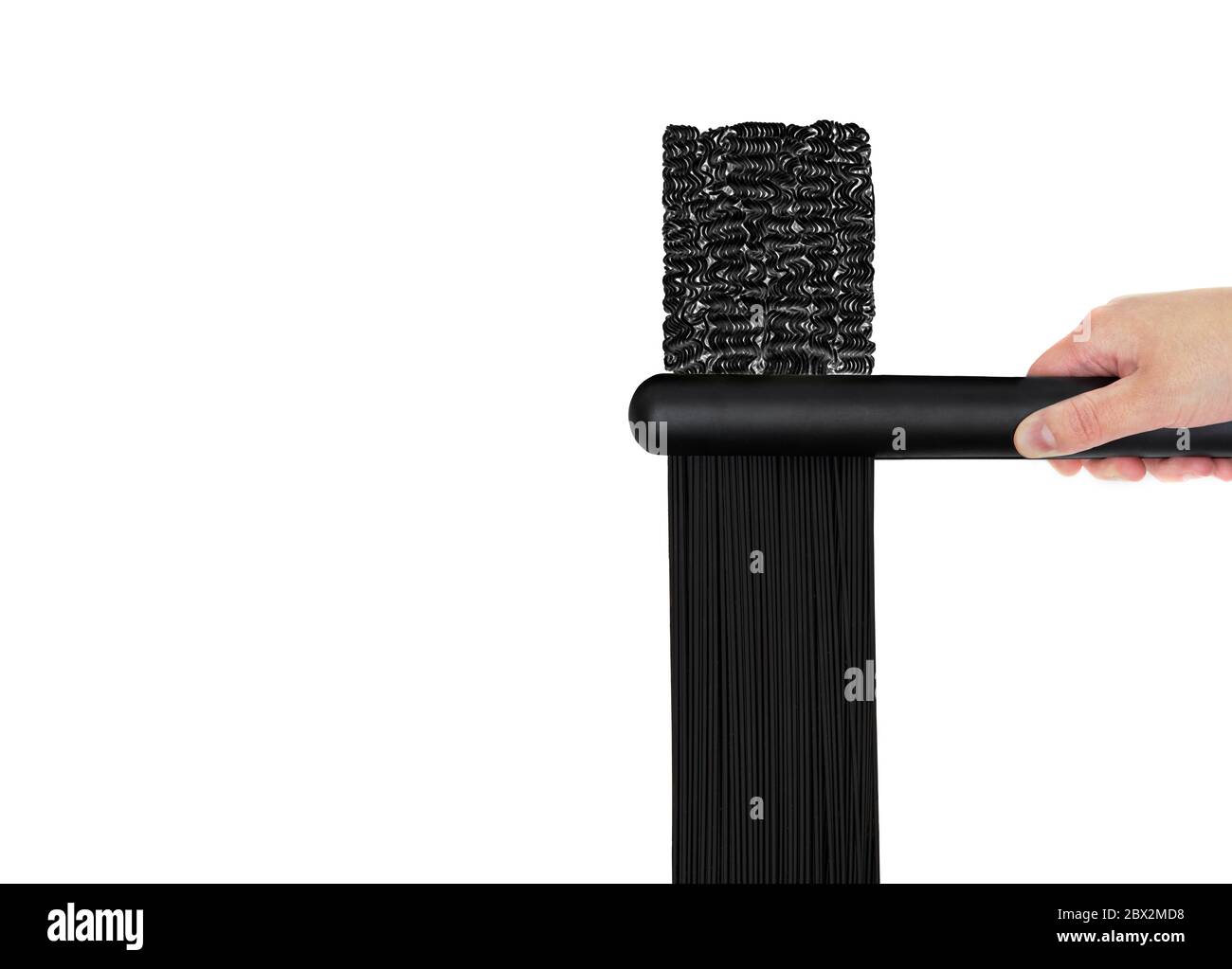 Lockiges Haarglättungskonzept. Kreative Anordnung eines schwarzen Blocks von Instant-Nudeln, schwarze Spaghetti und ein Flachhaar-Bügeleisen. Nahaufnahme, isoliert auf Stockfoto