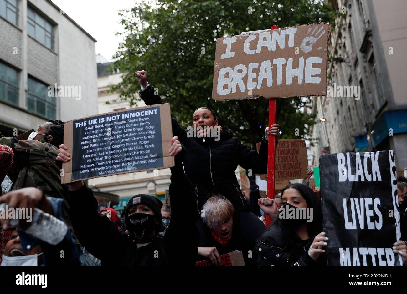 Birmingham, West Midlands, Großbritannien. Juni 2020. Protestler besuchen eine "Black Lives Matter" Demonstration nach dem Tod von American George Floyd, während in der Obhut der Minneapolis-Polizei. Credit Darren Staples/Alamy Live News. Stockfoto