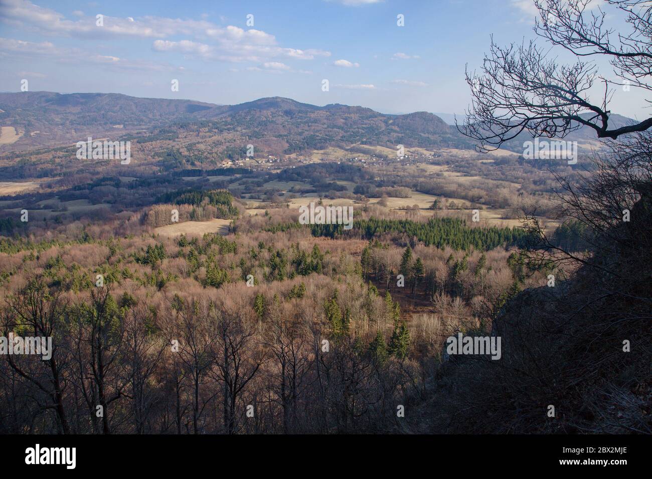 Blick vom Gipfel Veľký Gríč auf den Stadtteil Handlová, Slowakei Stockfoto