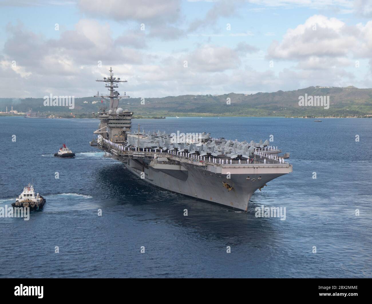 Apra Harbor, Usa. Juni 2020. Der US Navy Nimitz-Klasse Flugzeugträger USS Theodore Roosevelt macht sich auf den Kopf zu tiefem Wasser, wie es am Marinestützpunkt Guam 4. Juni 2020 in ApRA Harbor, Guam abfährt. Das Schiff hat nach einer Quarantäne der COVID-infizierten Crew die Qualifikation für den Transporteur abgeschlossen und ist nun bereit, den Einsatz in der 7. Flotte fortzusetzen. Quelle: MCS Kaylianna Genier/USA Navy/Alamy Live News Stockfoto