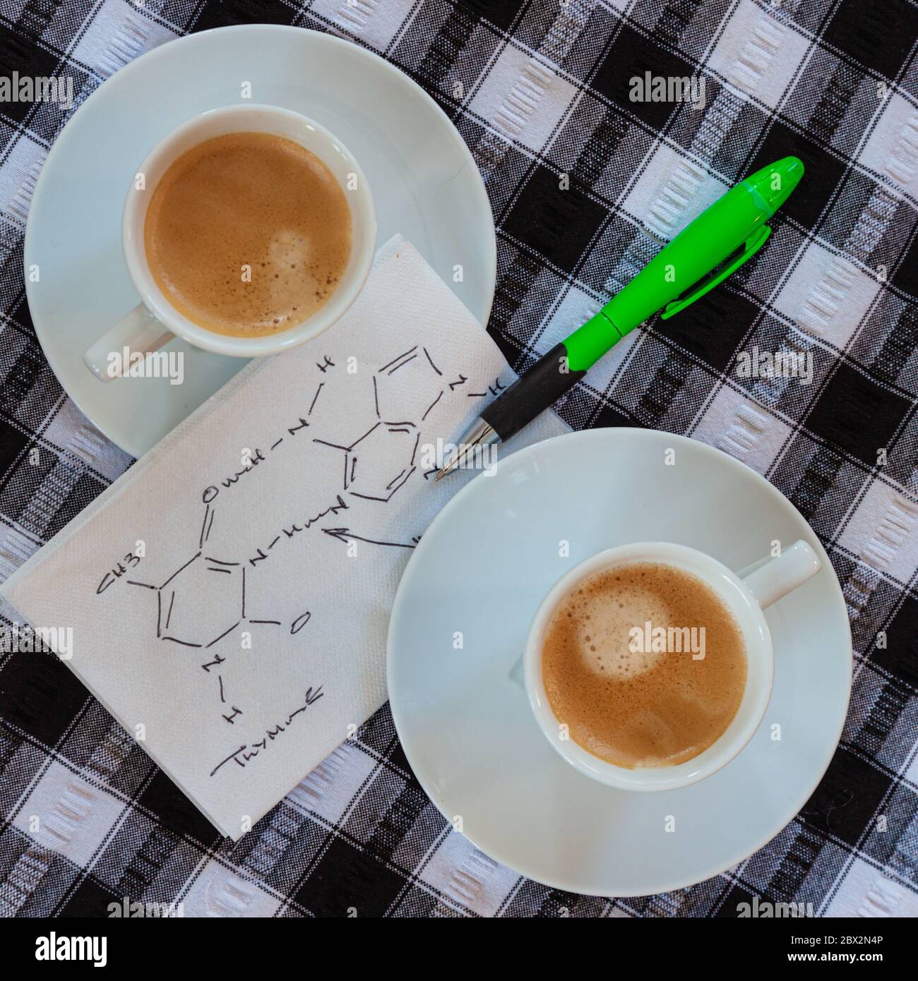 Kritzeln chemische Symbole während einer Kaffeepause Stockfoto