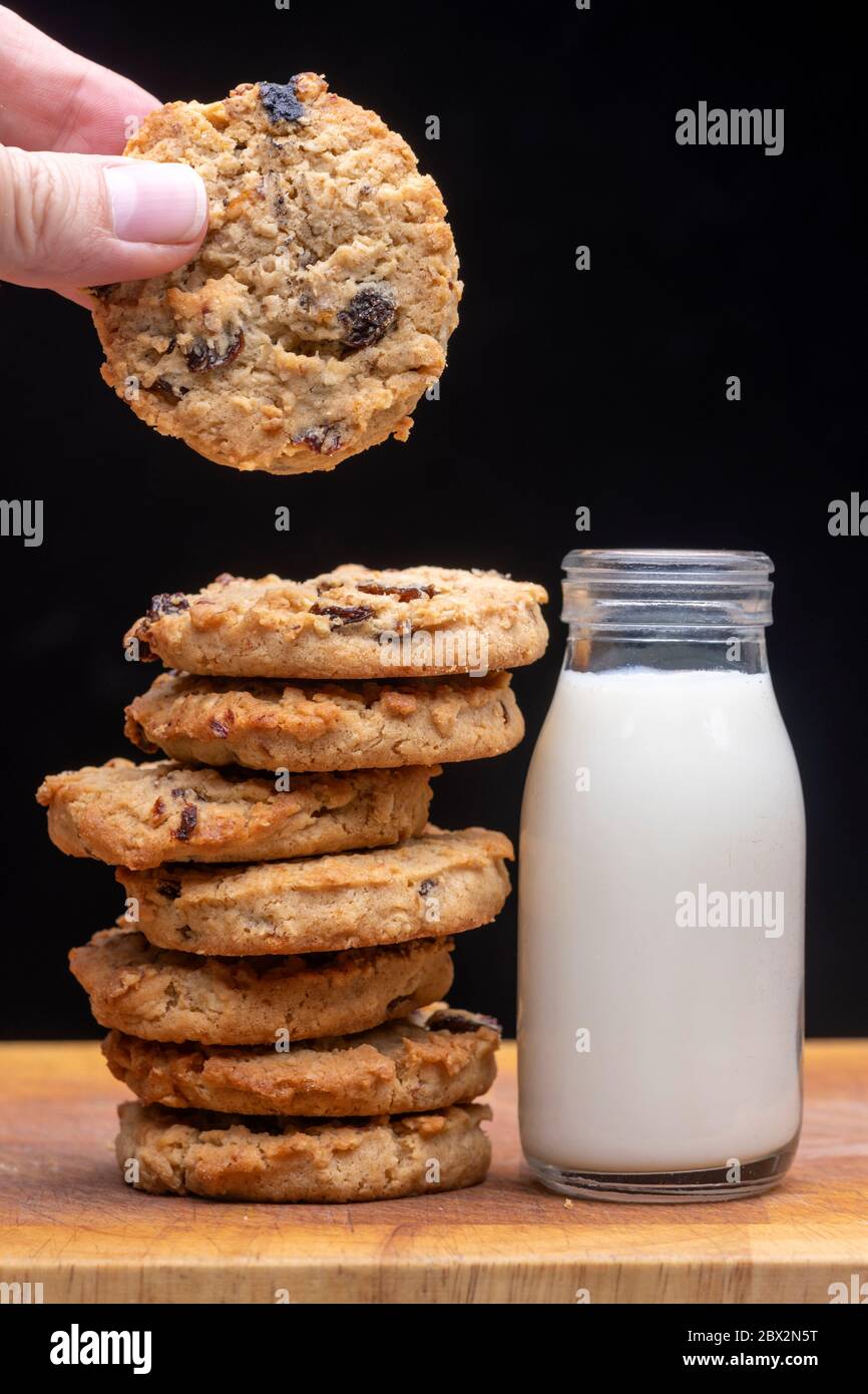 Milch und Kekse, hausgemachtes Obst und Haferkekse mit einer Flasche Milch Stockfoto