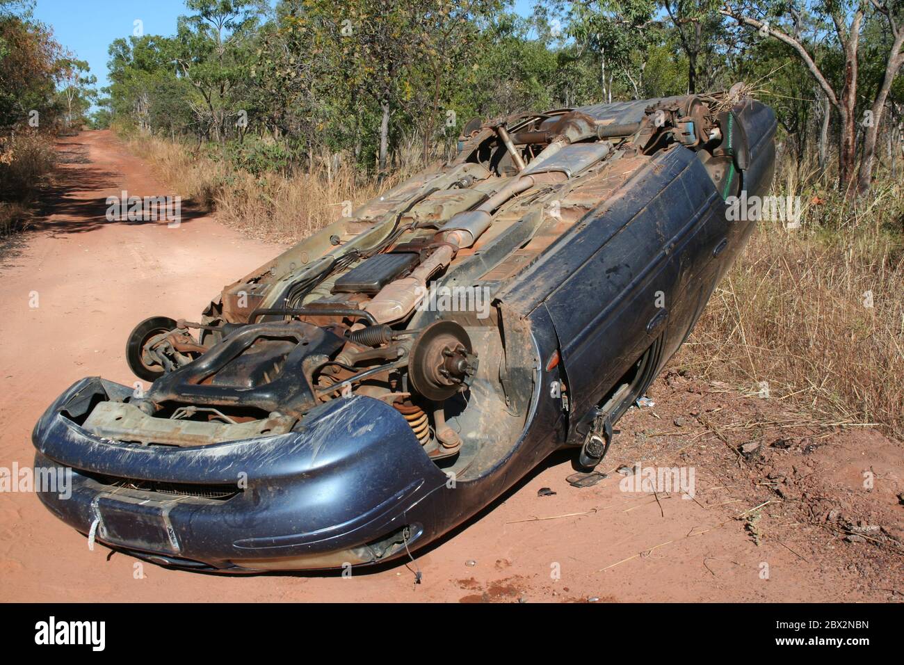Das Auto drehte sich mitten auf einer unbefestigten Straße, wobei alle Räder im Northern Territory Australia, 2017, abgesetzt wurden Stockfoto