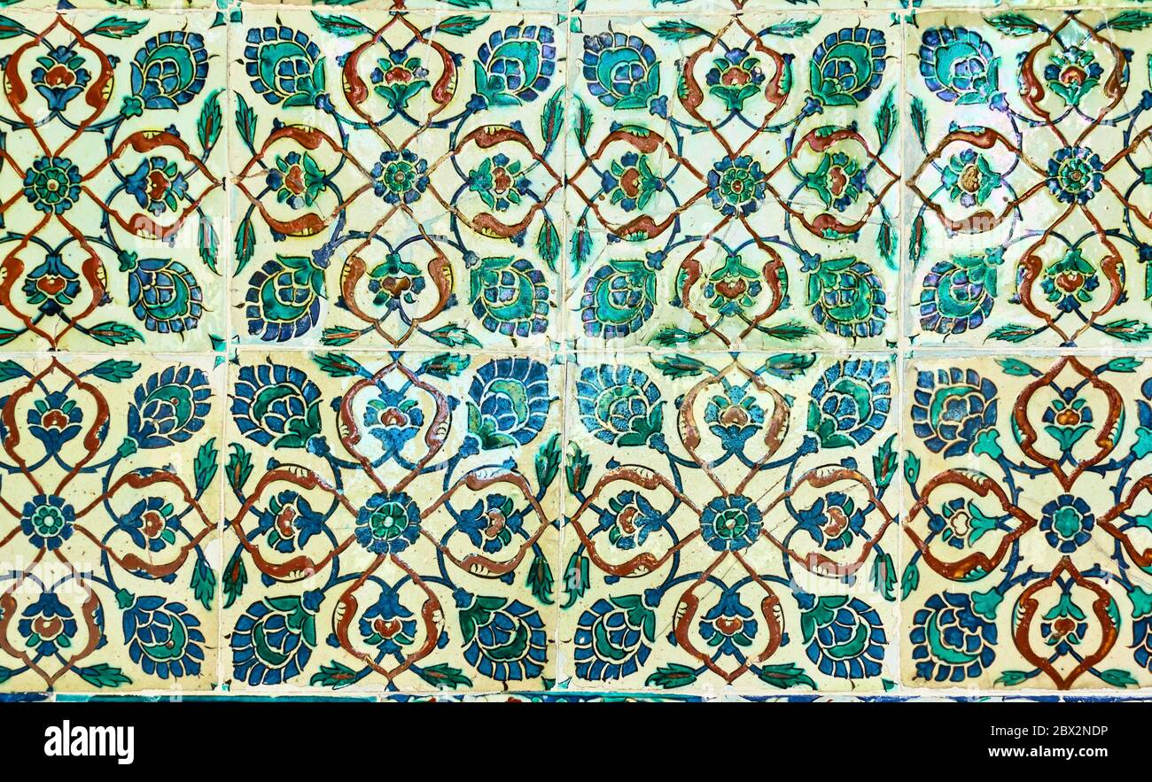 Alte türkische Keramikfliesen mit Blumenmuster Stockfoto