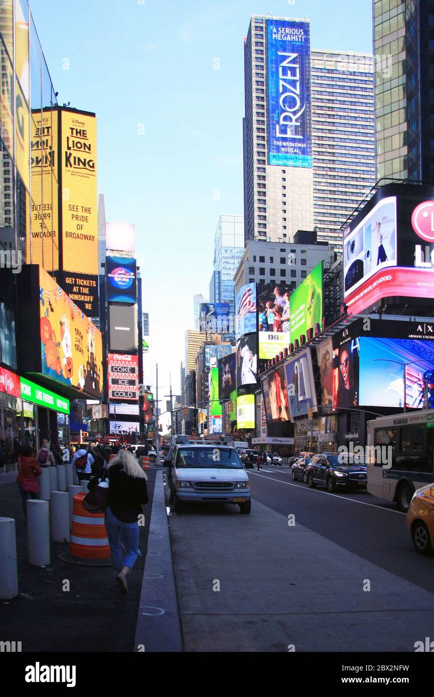 New York City, Vereinigte Staaten - Oktober 2018: Tagsüber Verkehr und Fußgänger Bewegung am Time Square. Städtische Straßenfotografie, New York Stockfoto