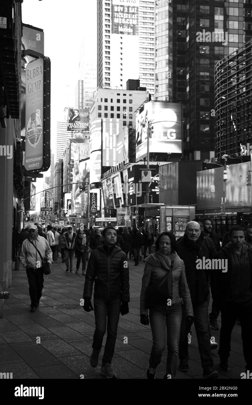 New York City, Vereinigte Staaten - Oktober 2018: Tagsüber Verkehr und Fußgänger Bewegung am Time Square. Städtische Straßenfotografie, New York Stockfoto