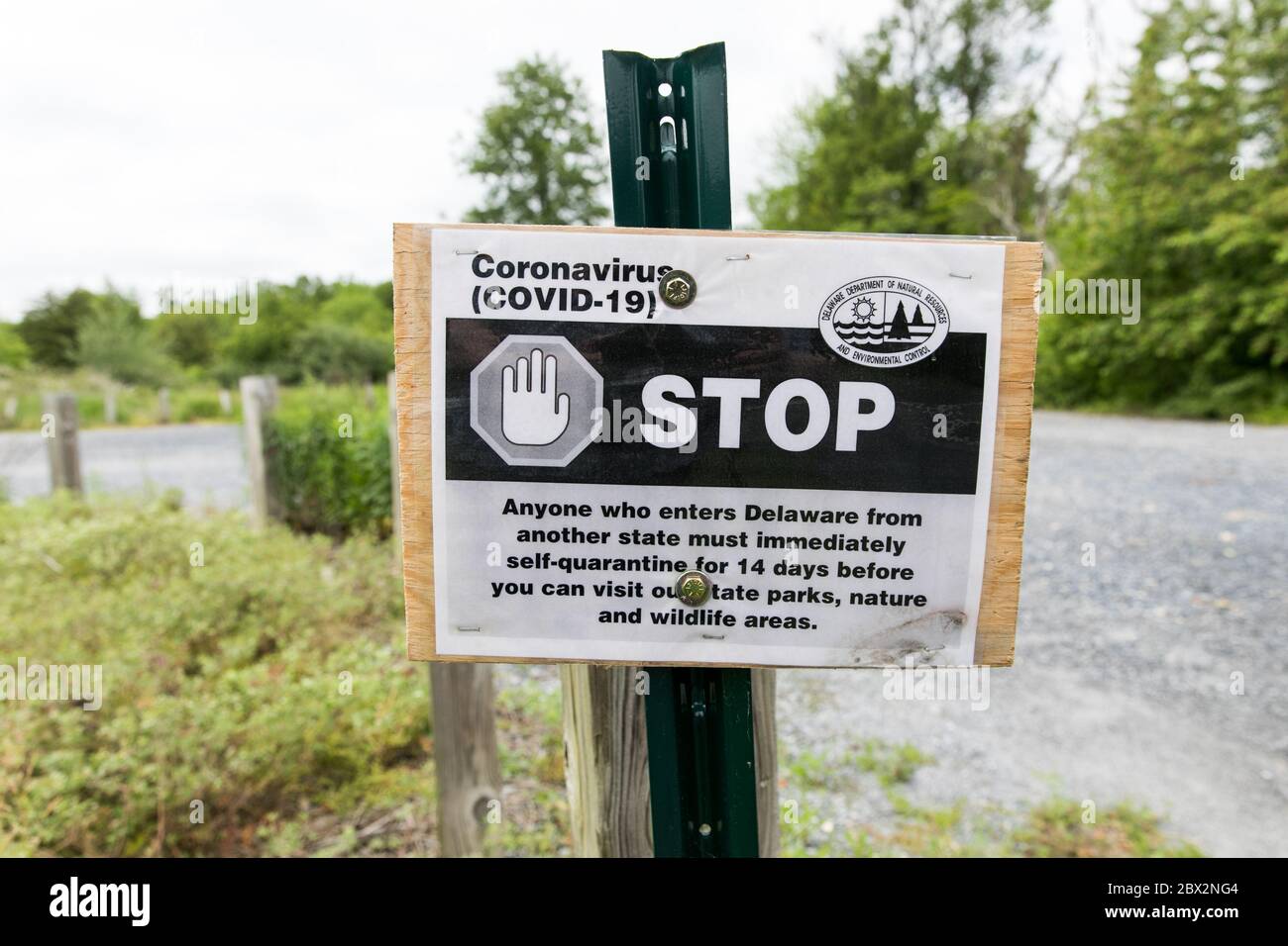 Ein Schild, das Reisende, die Delaware betreten, darüber informiert, dass sie sich wegen der Covid-19-Pandemie 14 Tage lang selbst in Quarantäne stellen müssen. Stockfoto