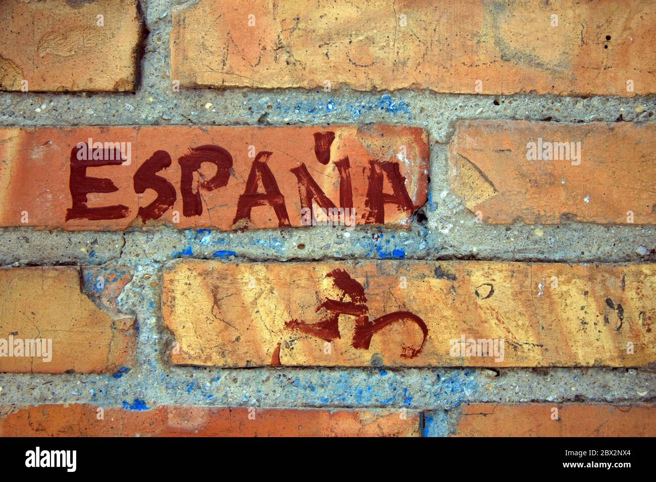 Spanische Graffiti-Wandanhänger auf Ziegelwand Stockfoto