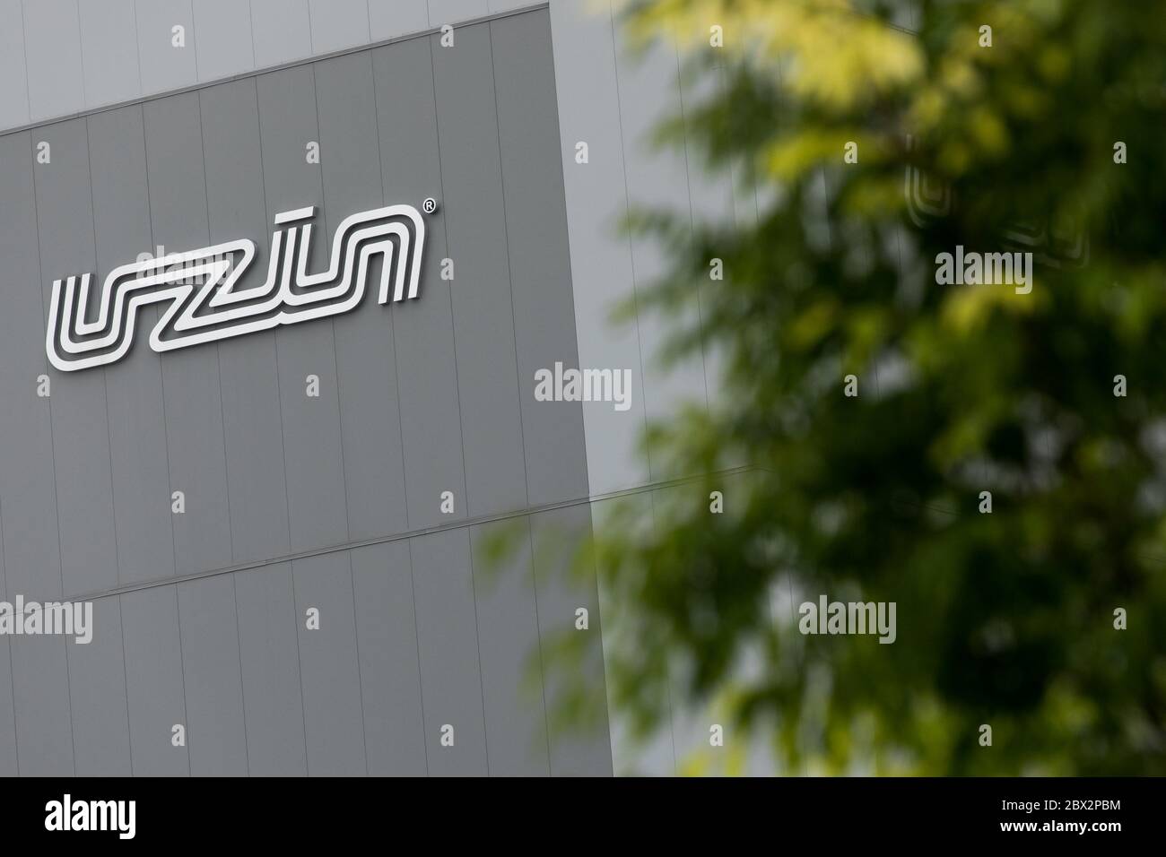 Ein Logo-Schild vor einer Einrichtung, die von Uzin Utz in Dover, Delaware, am 25. Mai 2020 besetzt wurde. Stockfoto